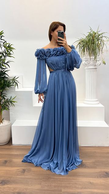 Indigoblaues Abendkleid mit U-Boot-Ausschnitt und Rosendetail in Übergröße