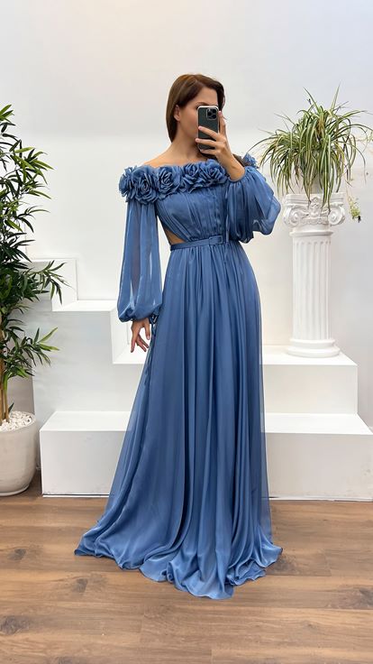 Abito da sera taglie forti color indaco con scollo a barca e dettagli a rosa