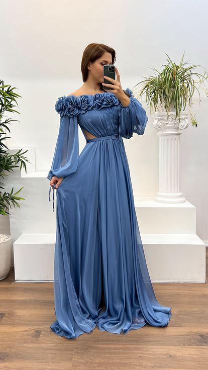 Abito da sera taglie forti color indaco con scollo a barca e dettagli a rosa