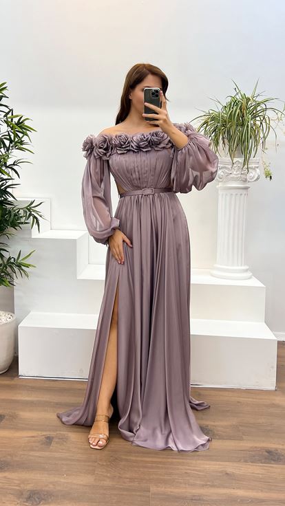 فستان سهرة بمقاسات كبيرة، مزين بتفاصيل وردة وردية فاتحة اللون على شكل قارب عند الرقبة 