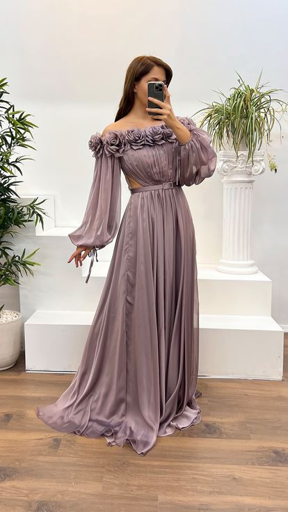 فستان سهرة بمقاسات كبيرة، مزين بتفاصيل وردة وردية فاتحة اللون على شكل قارب عند الرقبة 