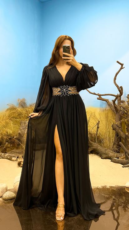 فستان سهرة أسود برقبة على شكل حرف V وتفاصيل تطريز وخصر مقاس كبير