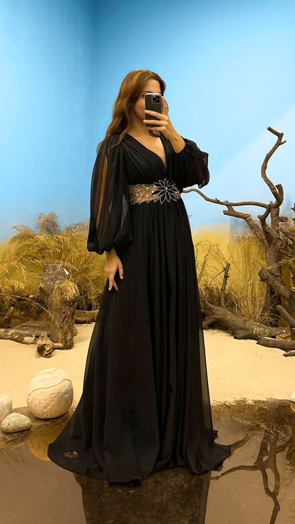 فستان سهرة أسود برقبة على شكل حرف V وتفاصيل تطريز وخصر مقاس كبير