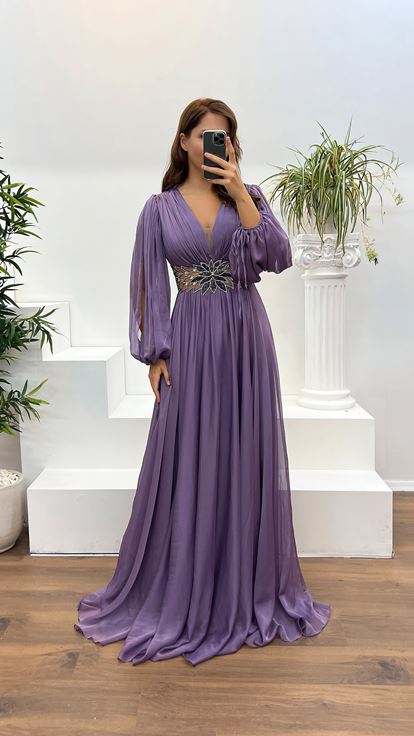 Abito da sera taglie forti con dettaglio ricamo in vita con scollo a V lilla