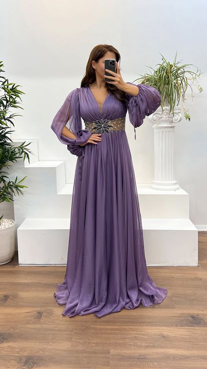 Abito da sera taglie forti con dettaglio ricamo in vita con scollo a V lilla