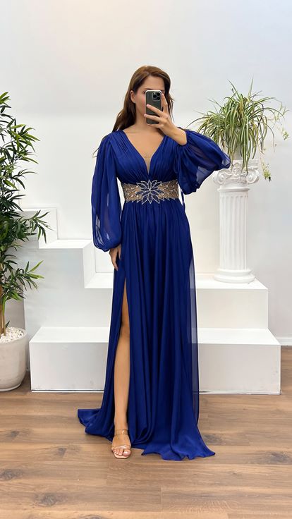 Abito da sera taglie forti con dettaglio ricamo in vita con scollo a V Saks