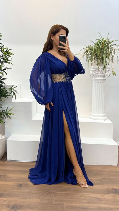 Abito da sera taglie forti con dettaglio ricamo in vita con scollo a V Saks