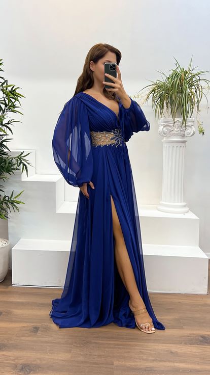 Abito da sera taglie forti con dettaglio ricamo in vita con scollo a V Saks