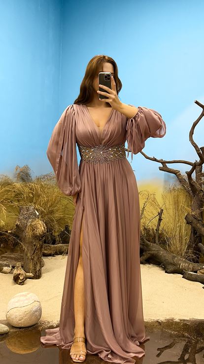 Robe de soirée grande taille avec détail de broderie à la taille et col en V