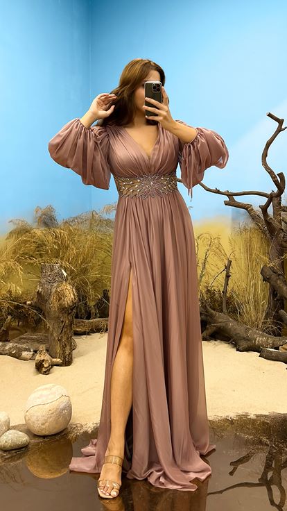 Robe de soirée grande taille avec détail de broderie à la taille et col en V