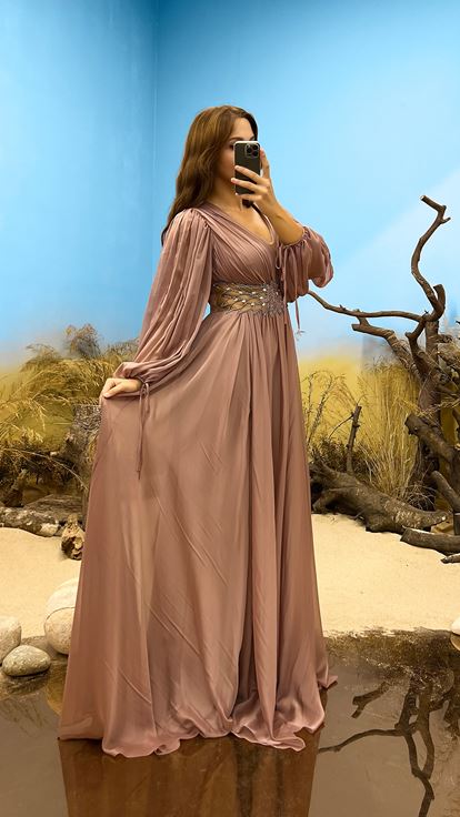 Robe de soirée grande taille avec détail de broderie à la taille et col en V