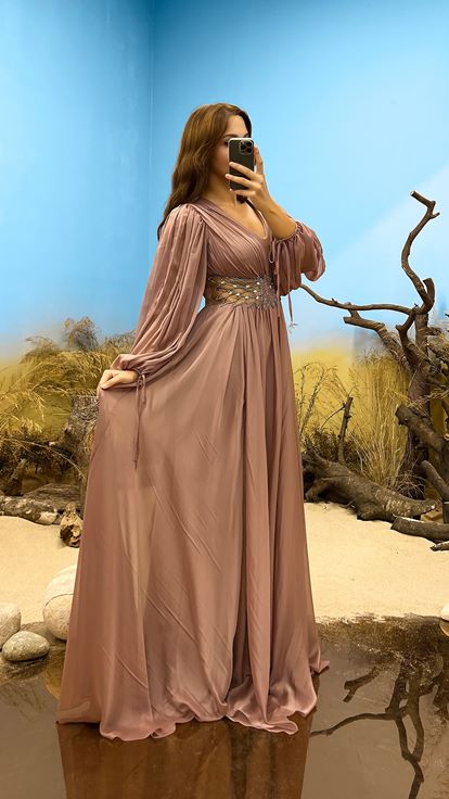 Robe de soirée grande taille avec détail de broderie à la taille et col en V