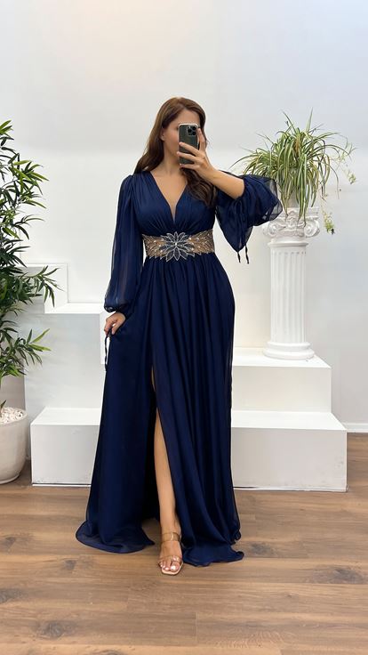 Abito da sera taglie forti con dettaglio ricamo in vita con scollo a V blu navy