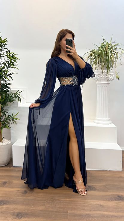 Abito da sera taglie forti con dettaglio ricamo in vita con scollo a V blu navy