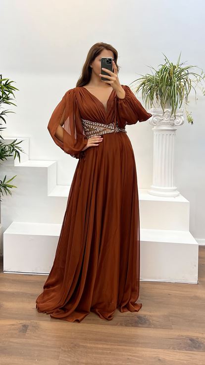 فستان سهرة شفاف بمقاسات كبيرة، بياقة على شكل حرف V وخصر مرتفع، بلون نحاسي