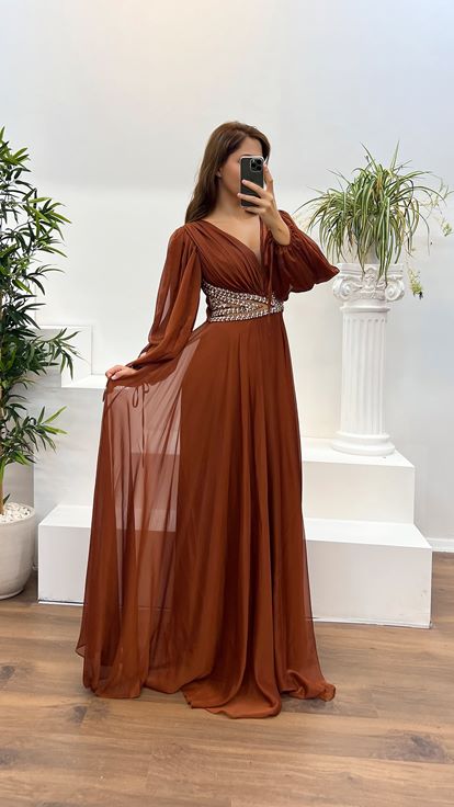 فستان سهرة شفاف بمقاسات كبيرة، بياقة على شكل حرف V وخصر مرتفع، بلون نحاسي