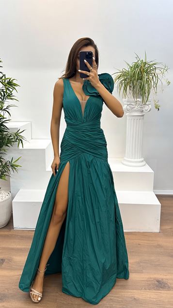 Vestido de noche con cuello en V y detalle de tiras en los hombros en verde petróleo