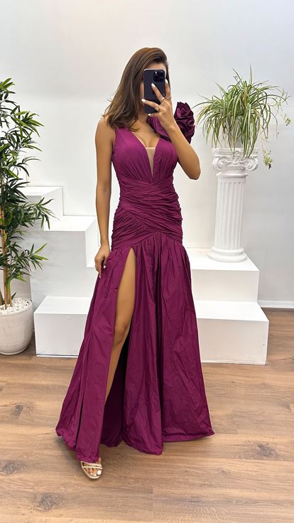 فستان سهرة بلون الفوشيا الداكن بتفاصيل أشرطة على الكتف وفتحة رقبة على شكل حرف V