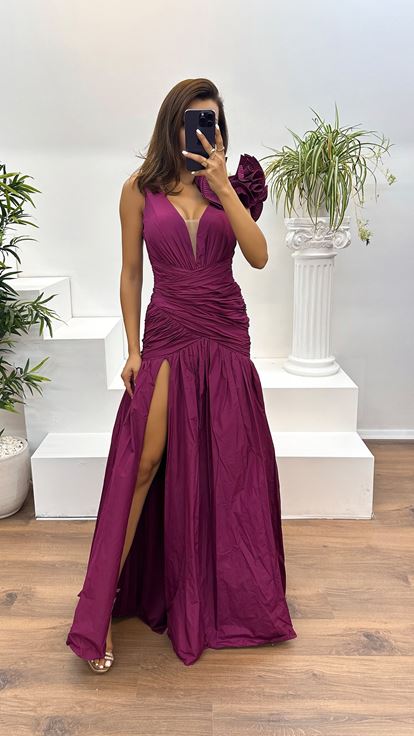 فستان سهرة بلون الفوشيا الداكن بتفاصيل أشرطة على الكتف وفتحة رقبة على شكل حرف V