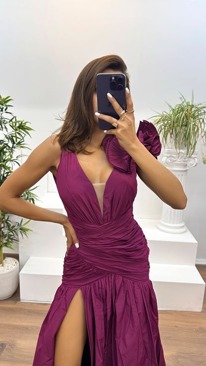 فستان سهرة بلون الفوشيا الداكن بتفاصيل أشرطة على الكتف وفتحة رقبة على شكل حرف V