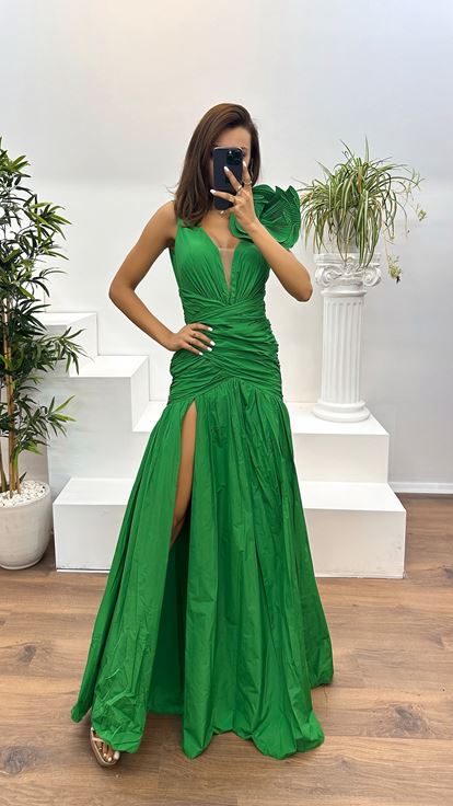 Abito da sera verde con scollo a V e spalline sottili 