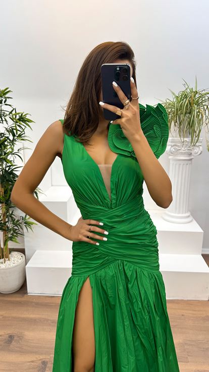 Abito da sera verde con scollo a V e spalline sottili 