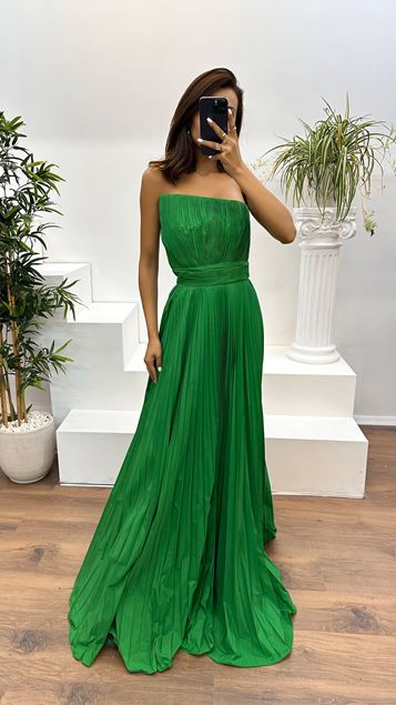 Vestido con diseño plisado de corte asimétrico y correa de cuerda verde