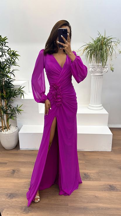 Robe de soirée fuchsia à manches longues et taille avec détail rose