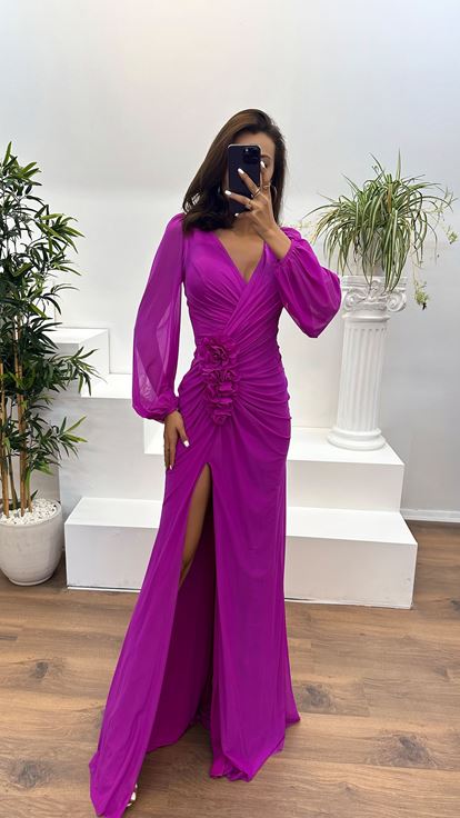 Robe de soirée fuchsia à manches longues et taille avec détail rose