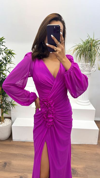Robe de soirée fuchsia à manches longues et taille avec détail rose