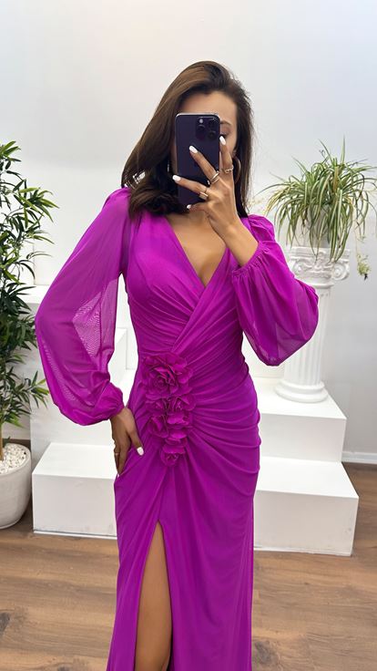 Robe de soirée fuchsia à manches longues et taille avec détail rose