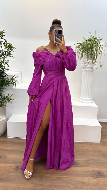 فستان سهرة بأكمام بالونية وياقة بلون الفوشيا