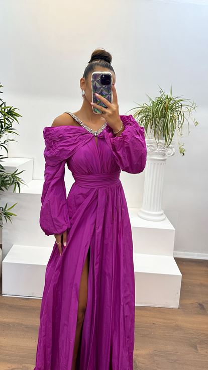 فستان سهرة بأكمام بالونية وياقة بلون الفوشيا