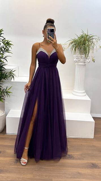 Abito da sera in tulle con dettagli in pietra viola con scollo a V