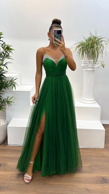 Grünes Abendkleid aus Tüll mit V-Ausschnitt und Steindetail