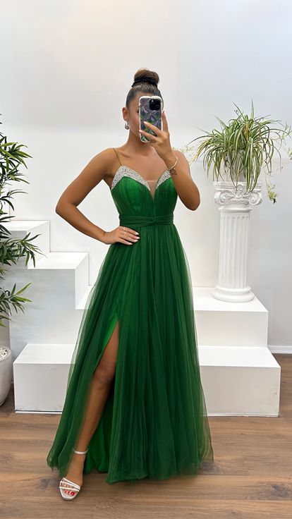 Grünes Abendkleid aus Tüll mit V-Ausschnitt und Steindetail