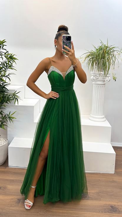 Grünes Abendkleid aus Tüll mit V-Ausschnitt und Steindetail