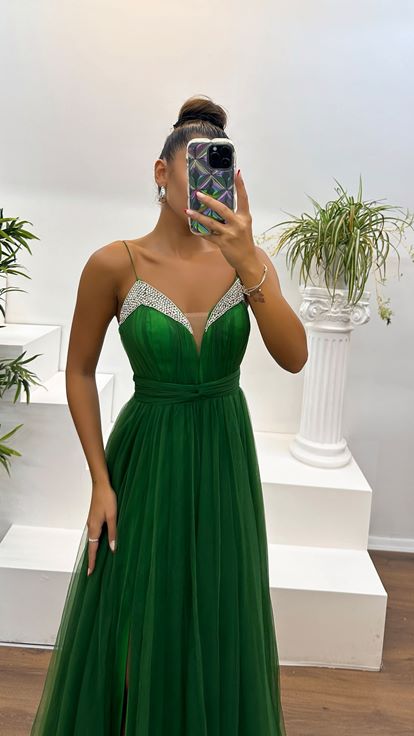 Grünes Abendkleid aus Tüll mit V-Ausschnitt und Steindetail