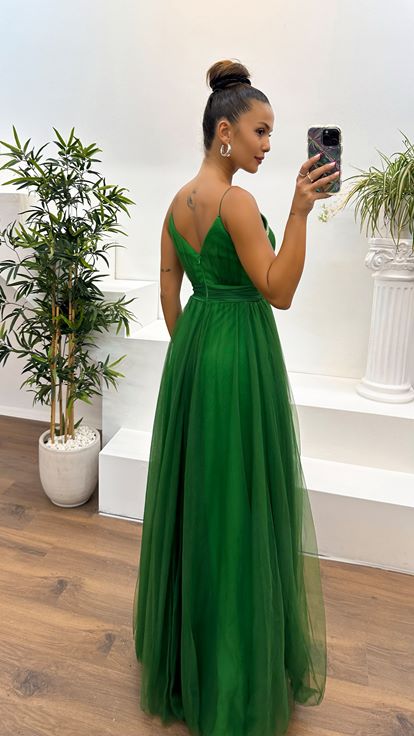 Grünes Abendkleid aus Tüll mit V-Ausschnitt und Steindetail