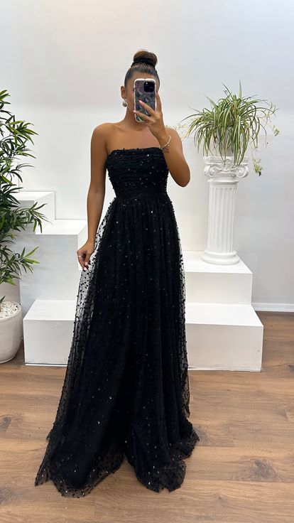 Vestido de noche bordado con detalle drapeado negro