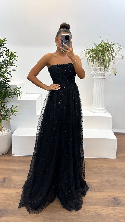 Vestido de noche bordado con detalle drapeado negro