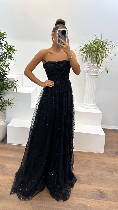 Vestido de noche bordado con detalle drapeado negro