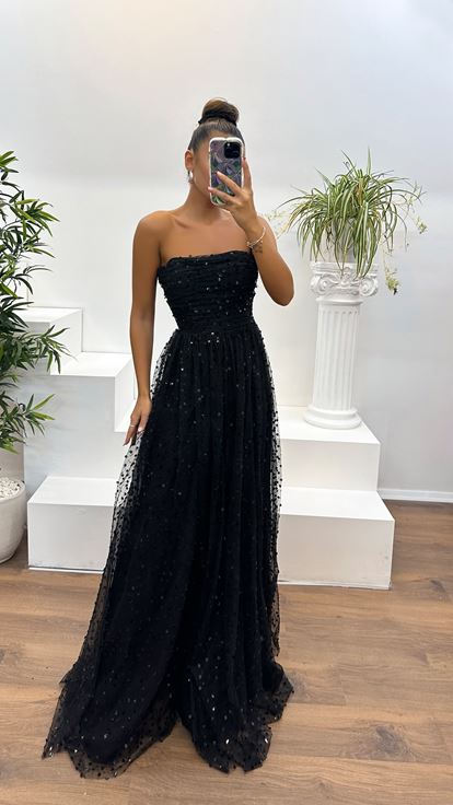 Vestido de noche bordado con detalle drapeado negro