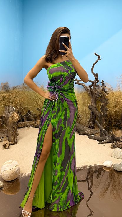 Vestido verde pistacho con un hombro y cintura con diseño de rosa con plumas