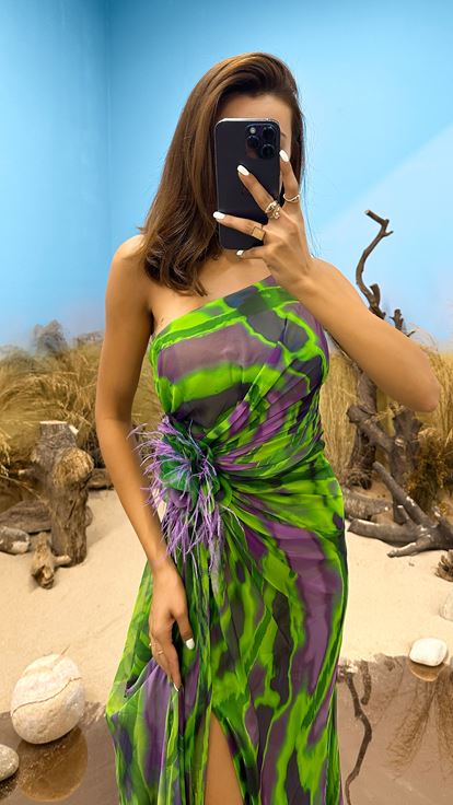 Vestido verde pistacho con un hombro y cintura con diseño de rosa con plumas