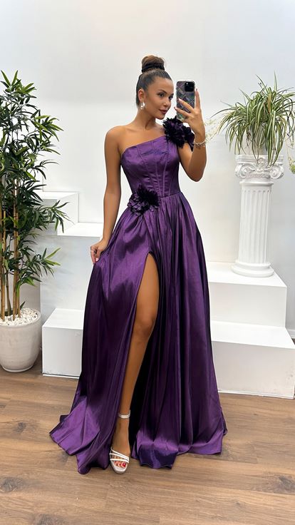 Robe de soirée violette à une épaule avec détails floraux