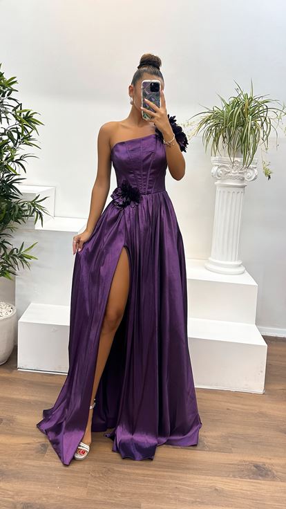 Robe de soirée violette à une épaule avec détails floraux