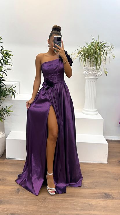 Robe de soirée violette à une épaule avec détails floraux