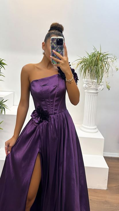 Robe de soirée violette à une épaule avec détails floraux