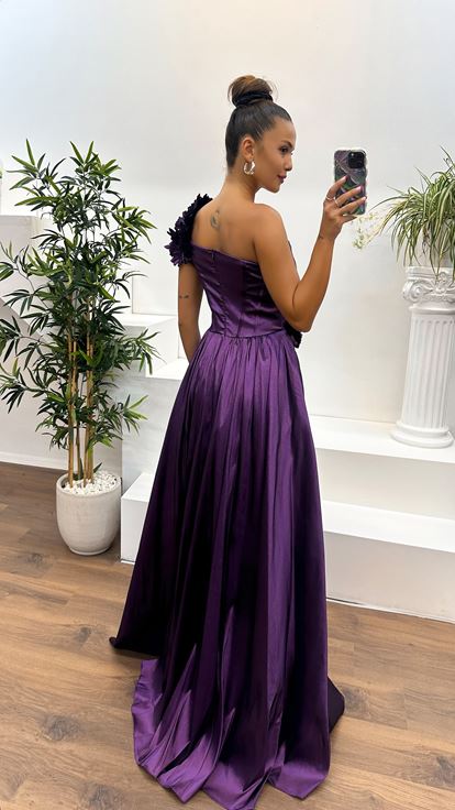Robe de soirée violette à une épaule avec détails floraux